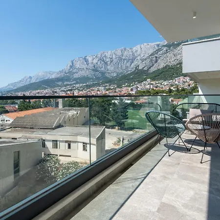 Amfora-modern With Pool Макарська